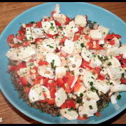 Salade de lentilles, poivron rouge, oignon, chèvre