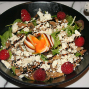 Salade de jeunes pousses, œuf mollet, champignons & feta